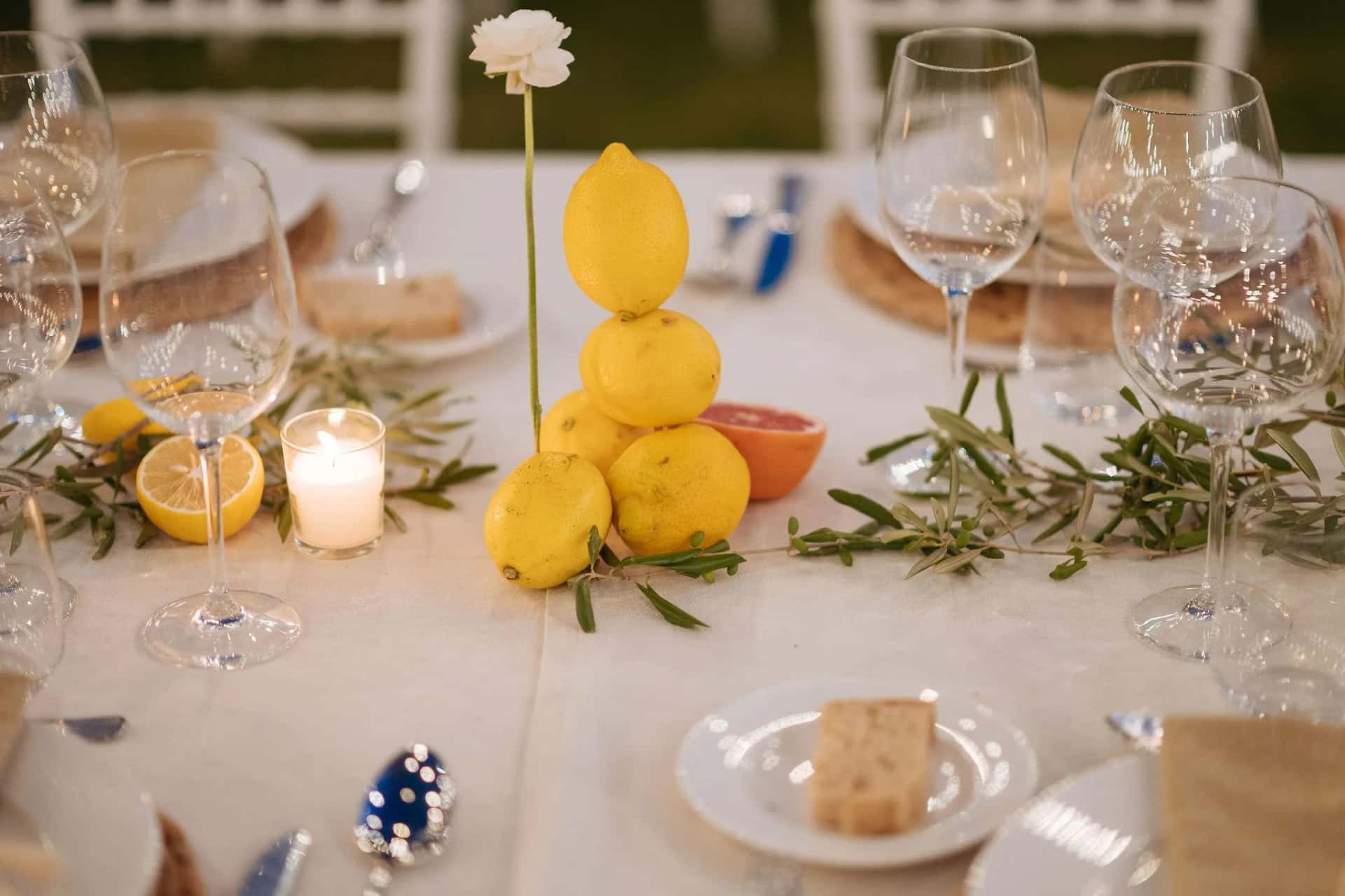 Grande tablée de mariage dressée : nappage blanc, chaises chiavari, verrerie et centres de table