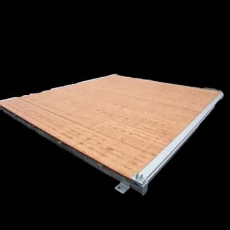 Plancher bois posé sous une tente de réception