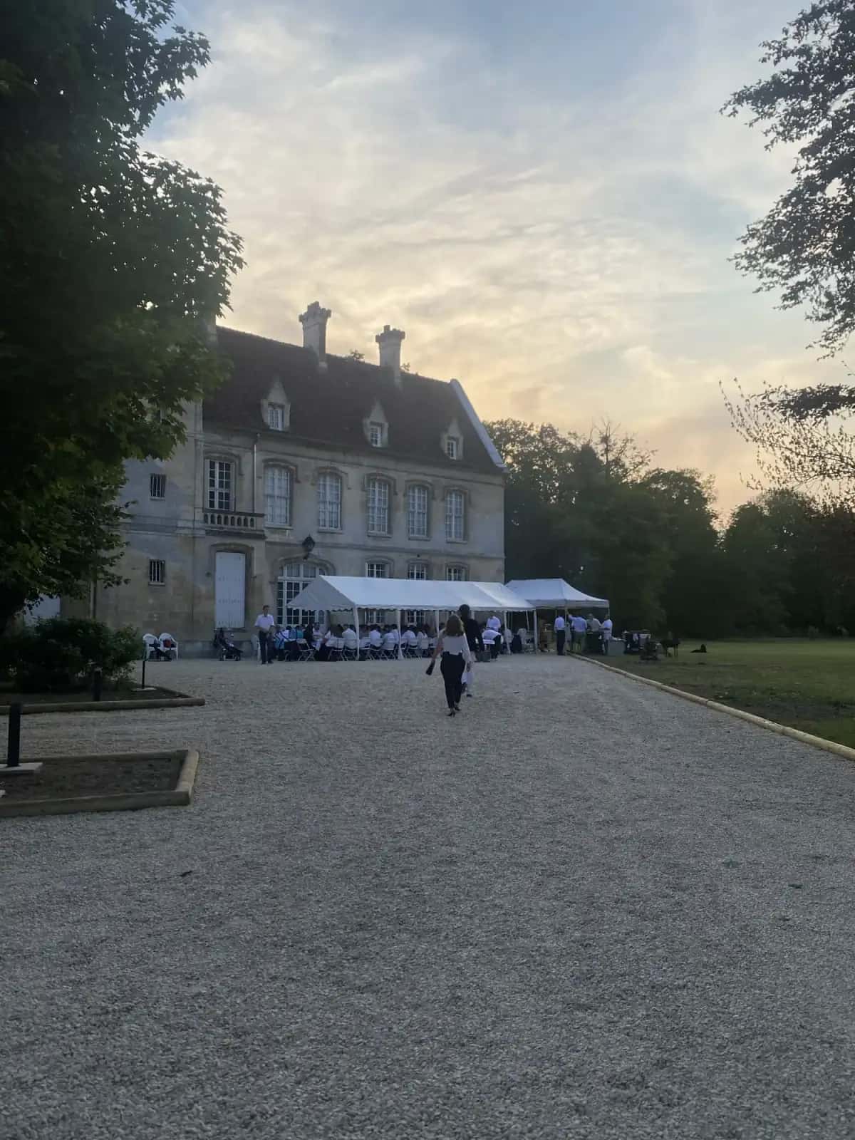 Réception sous barnums devant château