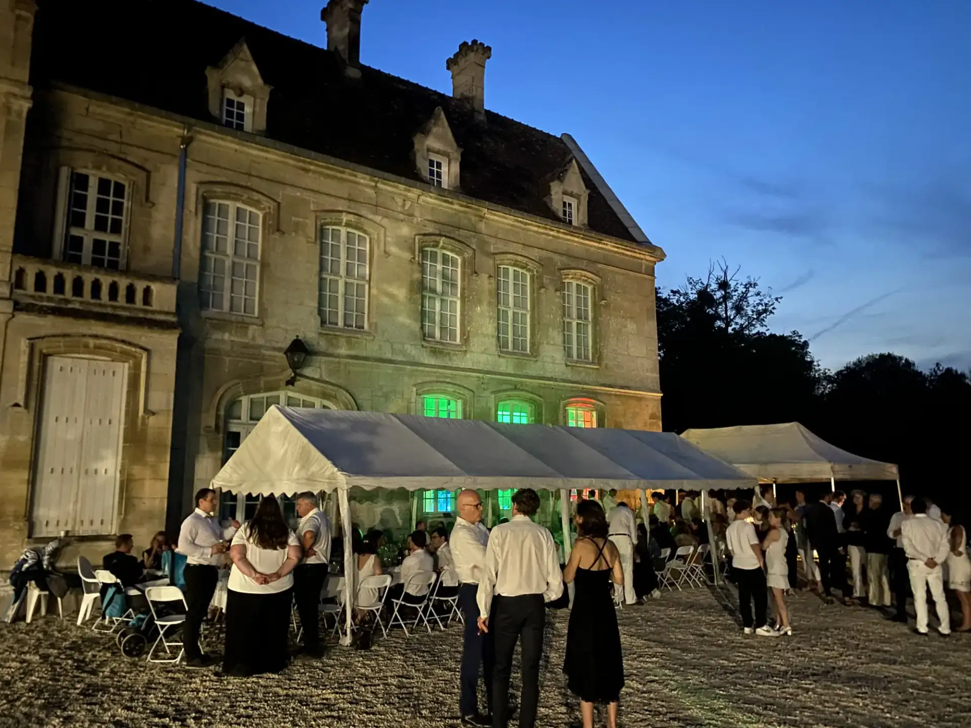 Soirée éclairée sous barnums — Château, 180 pers.