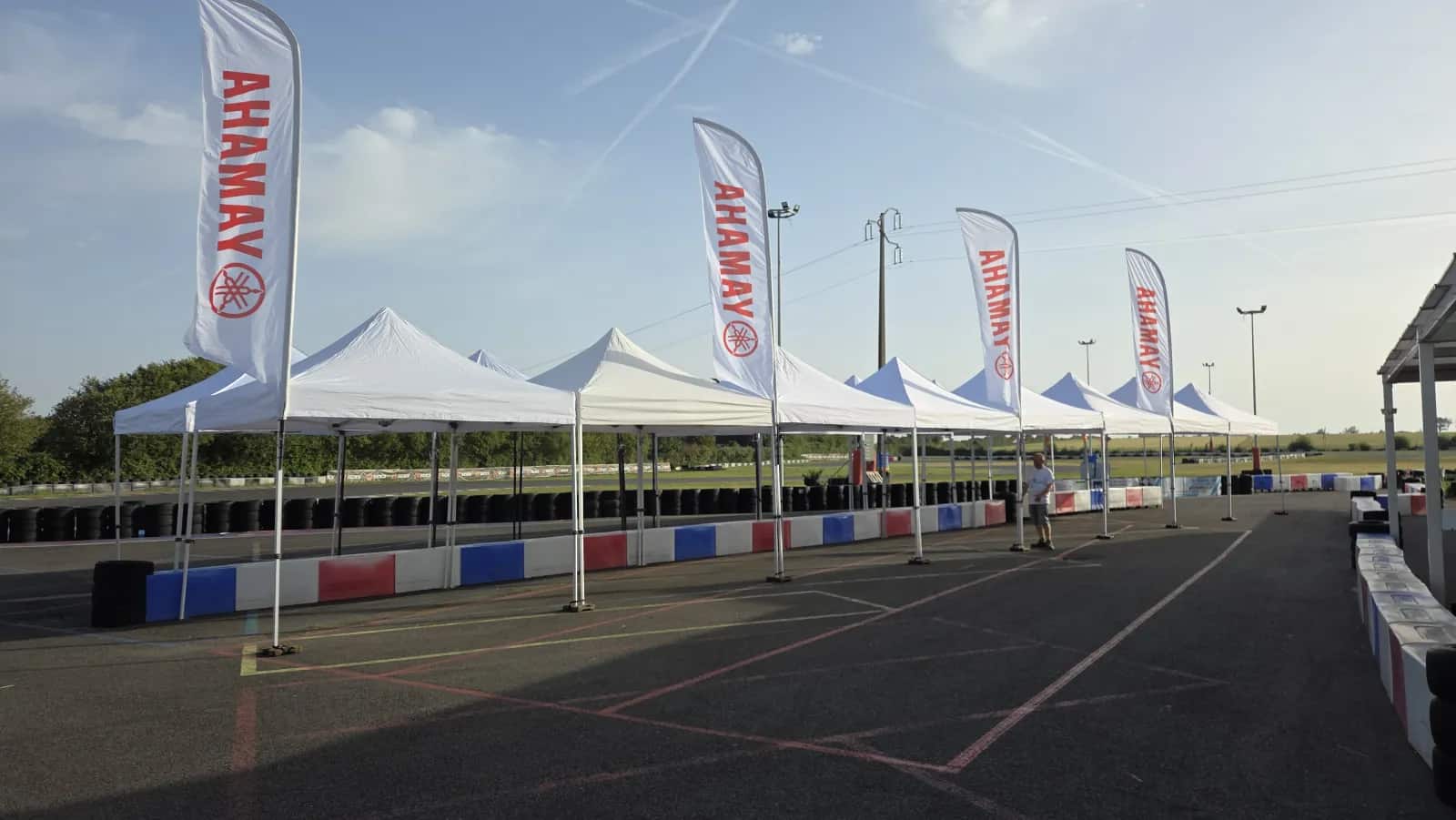 Barnums pliants au circuit Mécamax — Yamaha, 16 stands