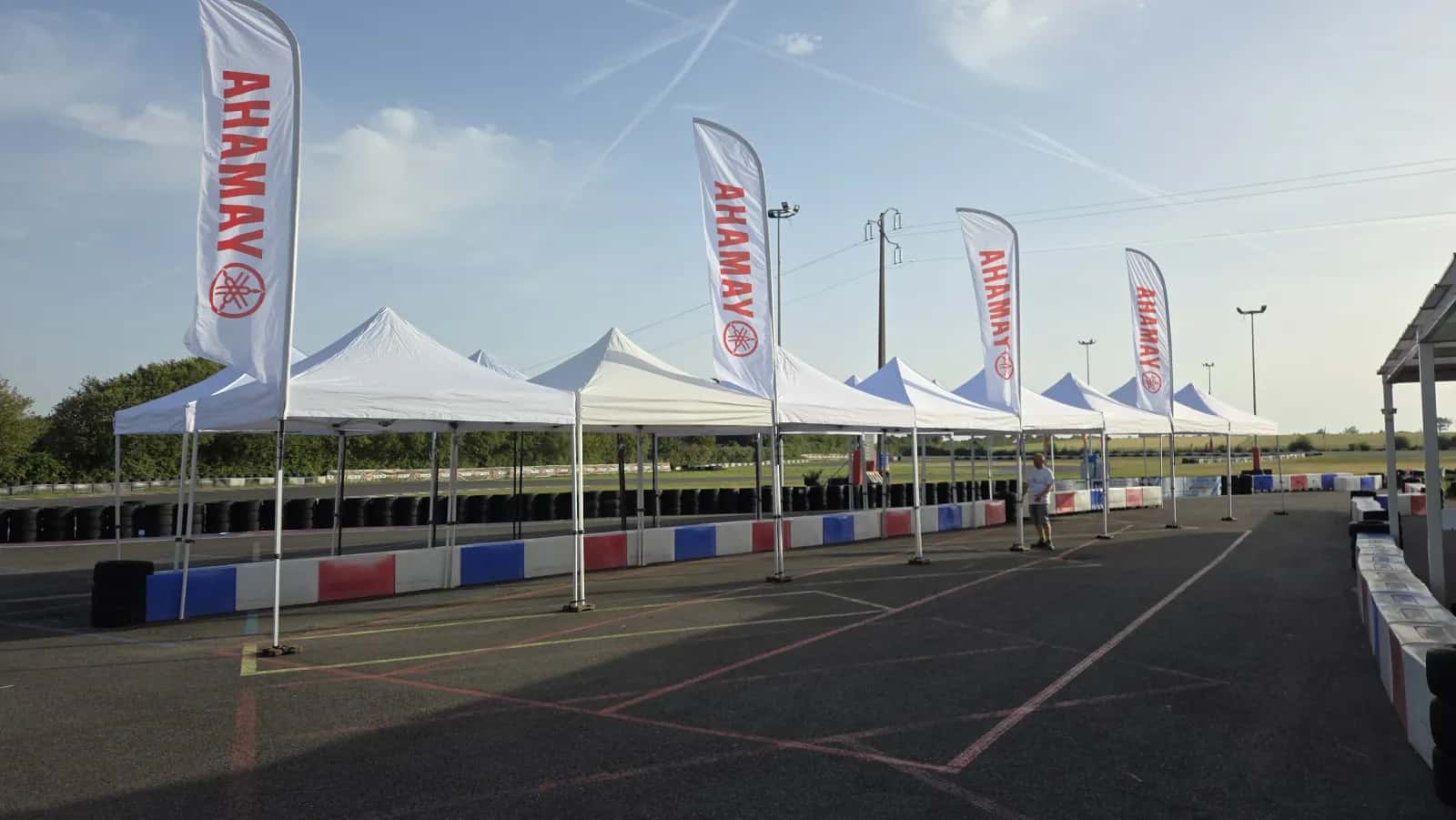 16 barnums pliants au circuit Mécamax de L'Île-d'Olonne