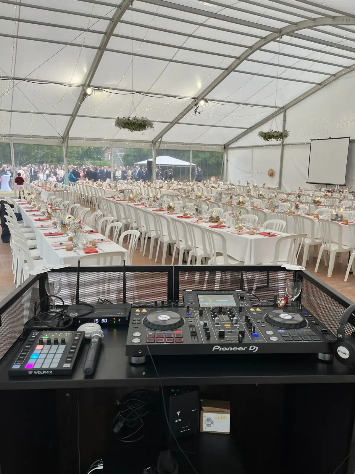 Grand banquet sous chapiteau arqué, 250 invités