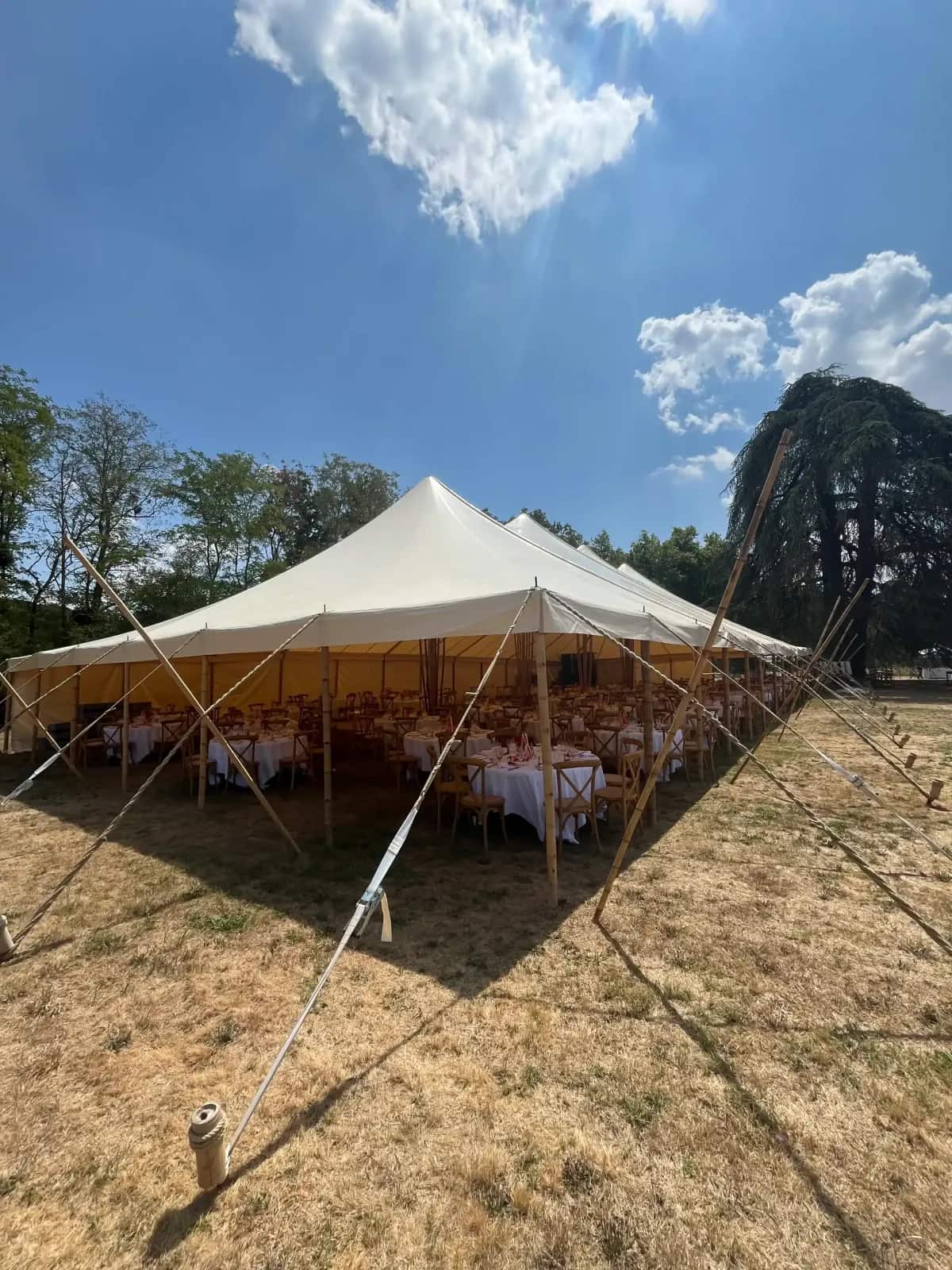 Mariage sous chapiteau bambou dans un parc de château