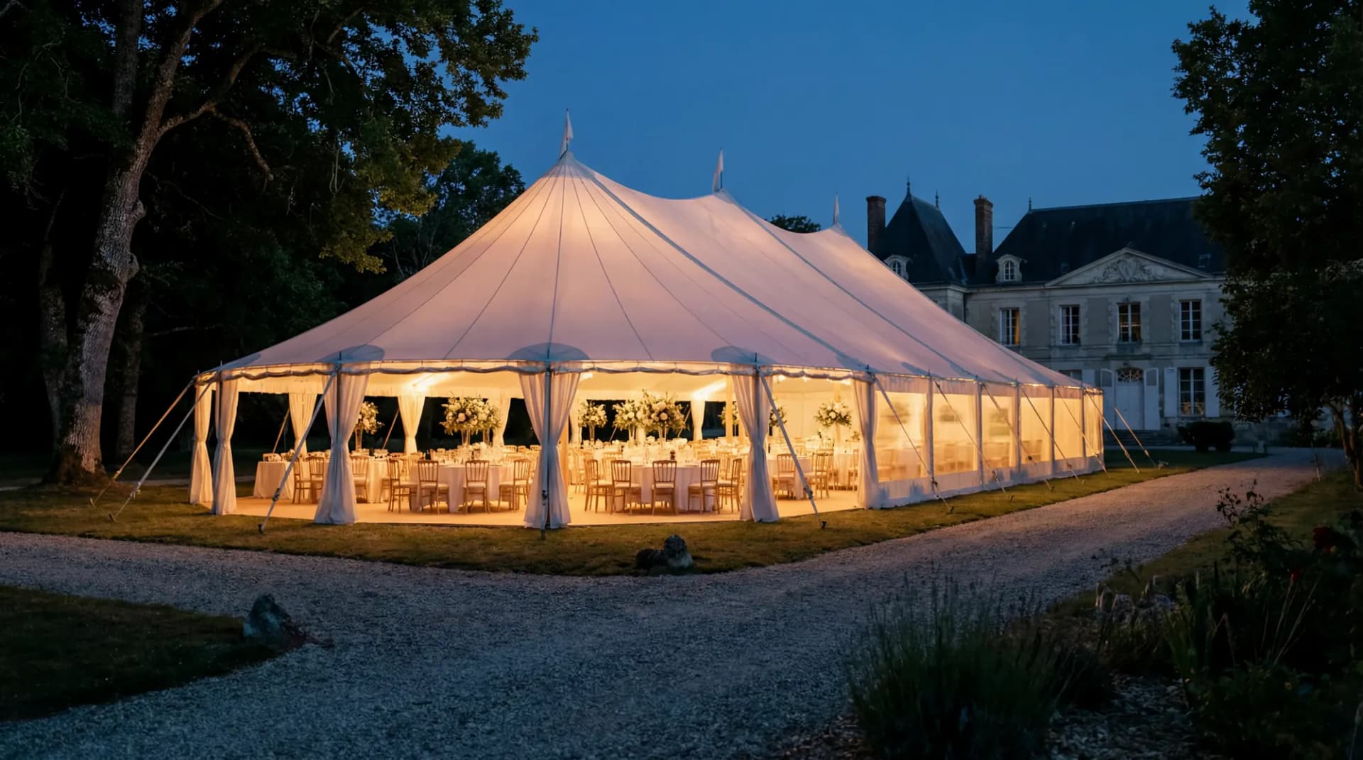 Chapiteau de réception installé en extérieur avec éclairage pour événement soirée - Location avec installation incluse